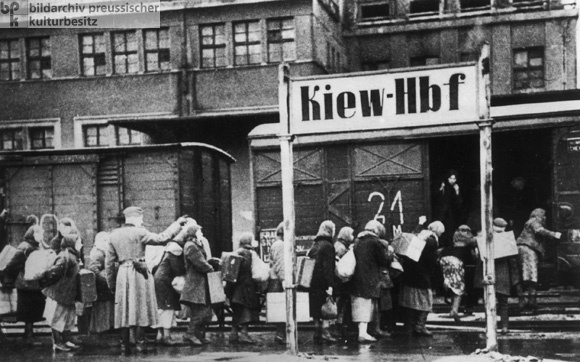 Frauen aus der Sowjetunion werden als sog. „Ostarbeiterinnen” zur Zwangsarbeit nach Deutschland verfrachtet (1942)